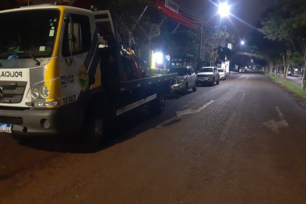 Imagem referente a notícia: Madrugada de caos na Av. da FAG: blitz flagra série de infrações, droga e motorista preso por embriaguez
