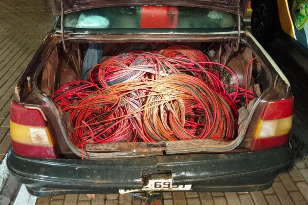 Imagem referente a notícia: Trio é flagrado com 120 kg de fios de cobre sem origem na BR-277 em Cascavel
