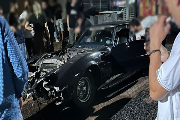 Imagem referente a notícia: Corvette vira sucata em segundos e espetáculo irregular na Avenida das Torres em Cascavel