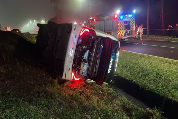 Ônibus tomba e deixa um morto e dezenas de feridos na BR-277, em Cascavel