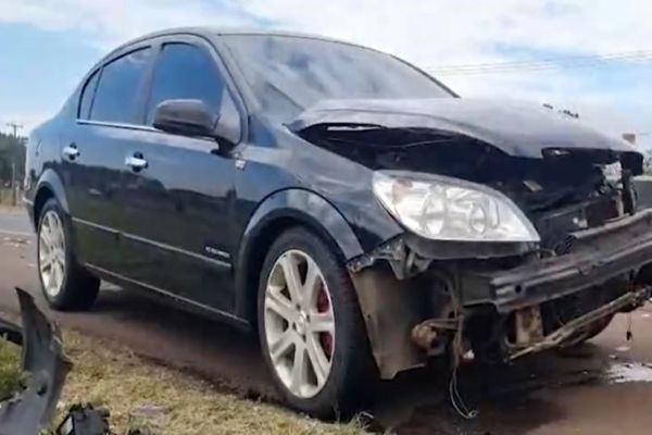 Imagem referente a notícia: Colisão entre Vectra e Toro mobilizou corpo de bombeiros e exigiu bloqueio temporário da rodovia BR-277, em Cascavel