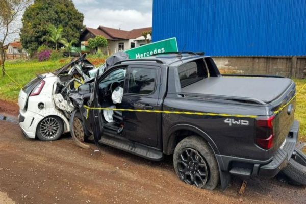 Imagem referente a notícia: Jovem de Cascavel morre em violenta colisão com caminhonete na BR-163 em Mercedes