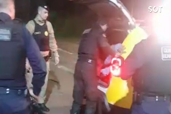 Imagem referente a notícia: Colisão envolvendo quatro veículos e um trailer de pastel deixa mulher ferida em Cascavel; Motorista é detido