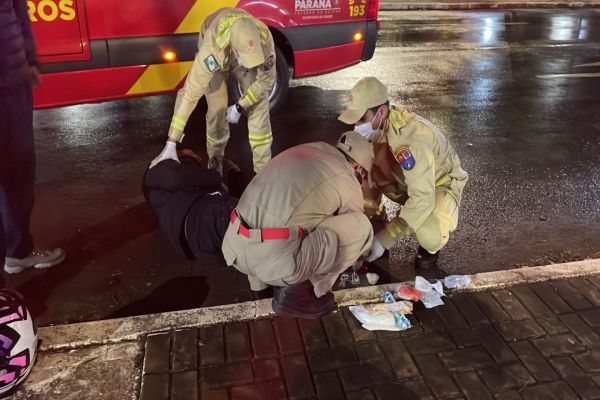 Imagem referente a notícia: Acidente entre moto e carro deixa jovem ferido em Avenida Brasil em Cascavel