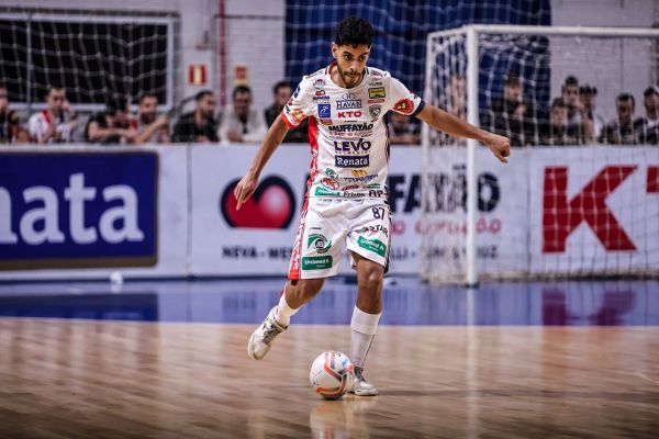 Imagem referente a notícia: Cascavel Futsal goleia o líder Magnus diante da torcida e sobe na tabela da LNF