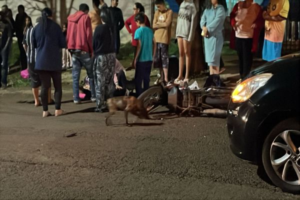 Colisão entre motos deixa jovem e idosa gravemente ferida no Jardim Sanga Funga em Cascavel
