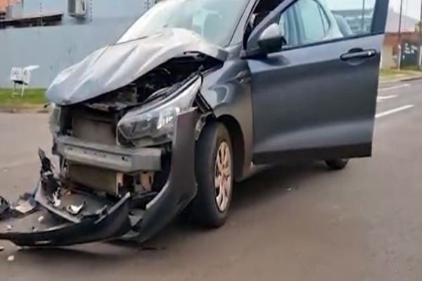Carro fica destruído em colisão de trânsito entre Fiat Argo e caminhonete em Cascavel