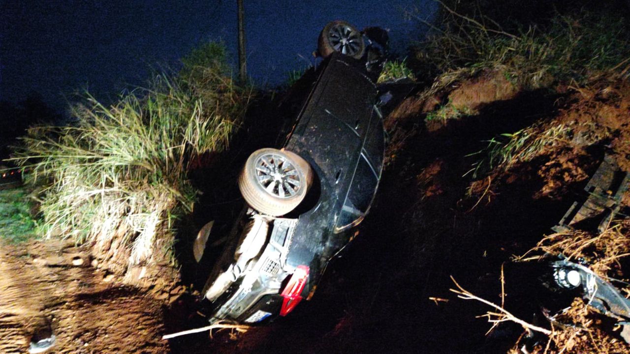 Capotamento em Francisco Alves deixa jovem morto e quatro feridos na PR-182