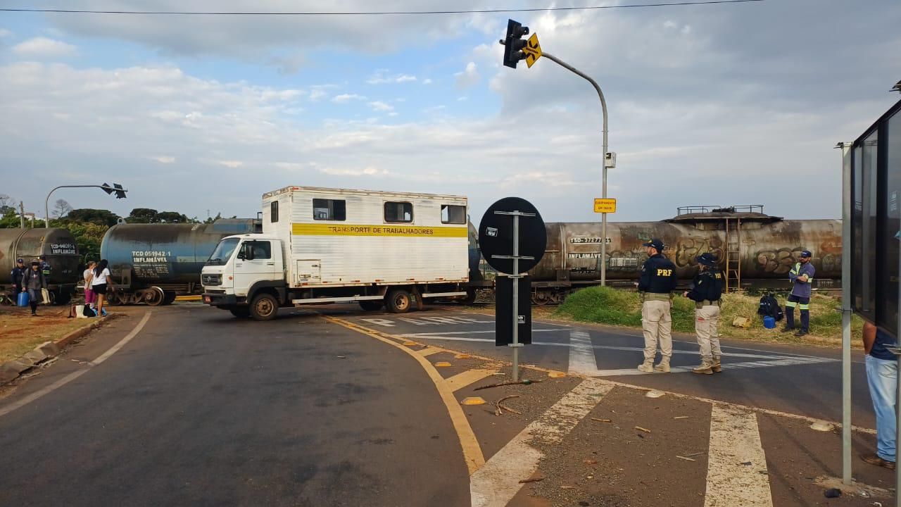 Caminhão lotado de trabalhadores é atingido por trem em cruzamento perigoso em Jandaia do Sul
