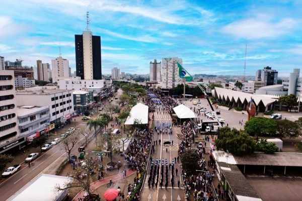 Avenida Brasil explode em verde e amarelo e reúne recorde de público no 7 de Setembro em Cascavel