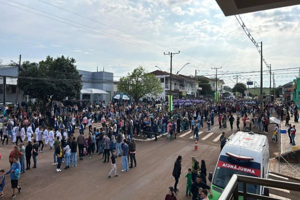 Público invade Avenida Paraná em Catanduvas para o Desfile de 7 de Setembro