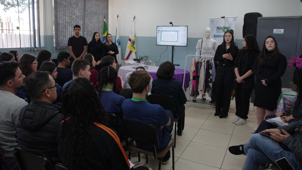 Diretores eleitos para escolas da rede estadual do Paraná assumem cargos