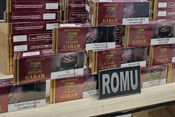 Imagem referente a notícia: Mulher é flagrada com 140 maços de cigarros estrangeiros em corrida de aplicativo