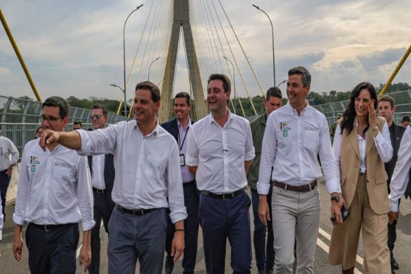 Imagem referente a notícia: Ratinho Junior e presidente do Paraguai visitam obra da Ponte da Integração