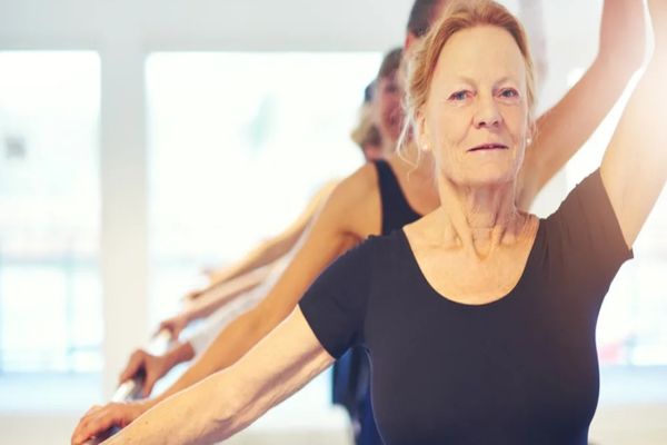 Imagem referente a notícia: Festival de Dança de Cascavel leva oficina de balé para o FelicIdade do Idoso