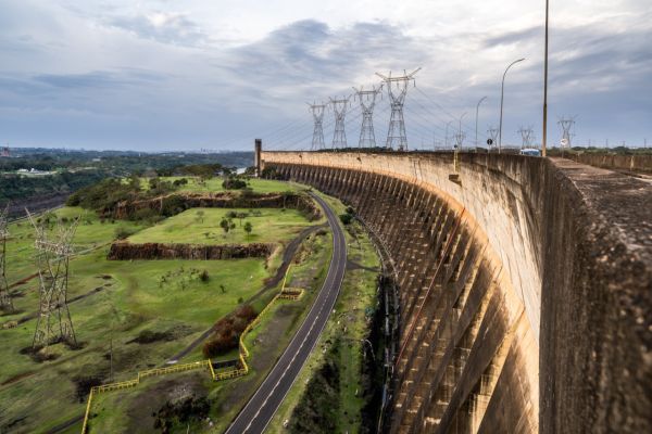 Itaipu impulsiona queda nas contas de luz dos brasileiros com tarifa competitiva