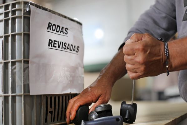 Imagem referente a notícia: Prefeitura de Cascavel economiza mais de R$ 850 mil com reaproveitamento de móveis em programa sustentável