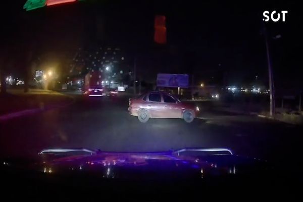 Imagem referente a notícia: Perseguição alucinante termina com apreensão de carro de Cascavel furtado e quase 16 kg de maconha em Maringá