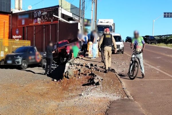 Imagem referente a notícia: Caminhonete furtada se envolve em acidente na marginal da PRc-467 em Cascavel e motorista foge após acidente