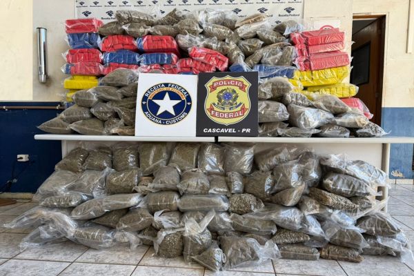 Imagem referente a notícia: Operação da Receita Federal e Polícia Federal apreendem grande quantidade de mercadorias e drogas em Cascavel