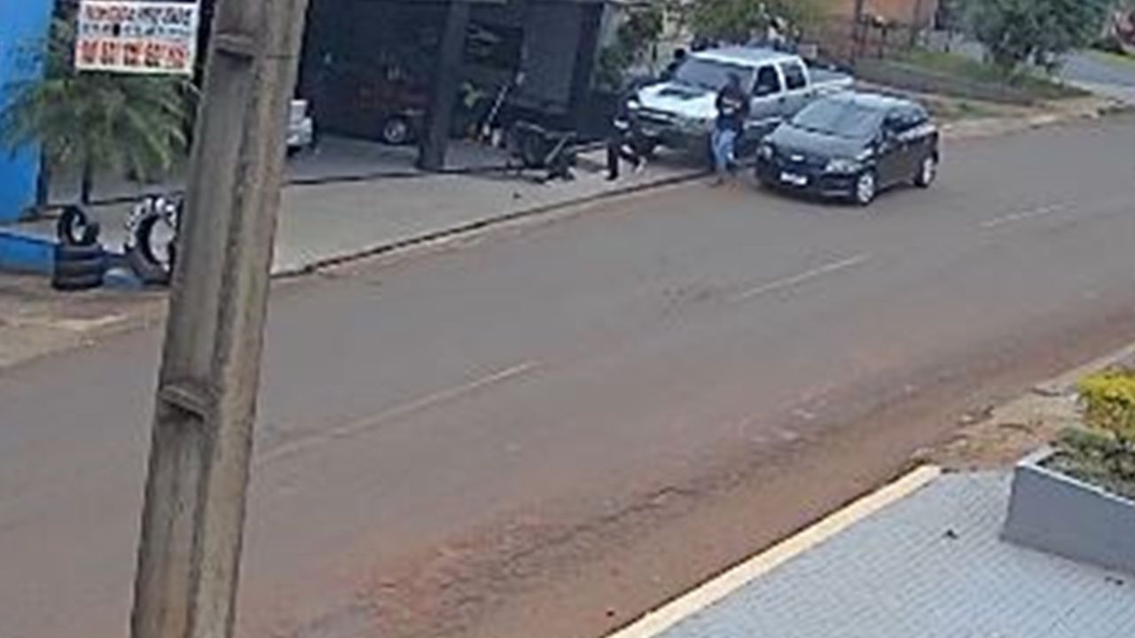Assaltantes invadem comércio, roubam caminhonete e confronto termina com um baleado no Cascavel Velho