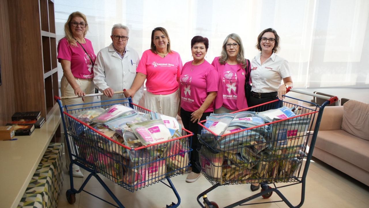 Pacientes do CEONC recebem kits de higiene do grupo Cascavel Rosa