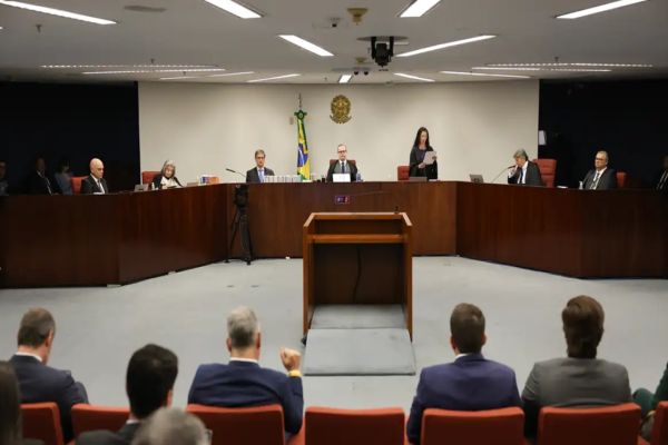 Imagem referente a notícia: STF retoma julgamento de Bolsonaro; Cármen Lúcia vota