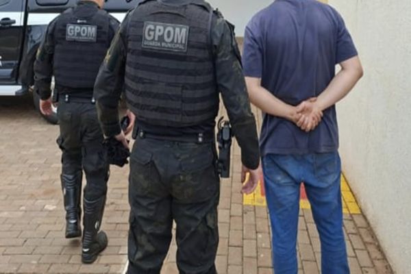 Jovem é detido com maconha enquanto usava celular pilotando moto no Centro de Cascavel