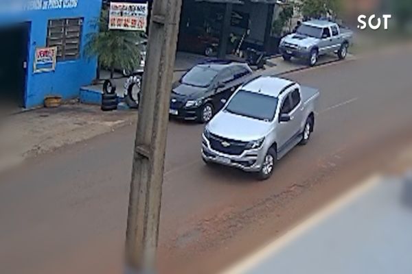 Imagem referente a notícia: Assalto cinematográfico em Cascavel termina em tiroteio e recuperação de veículo carregado de contrabando