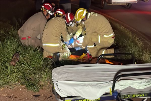 Motociclista é arremessado em acidente violento na BR-467 em Cascavel
