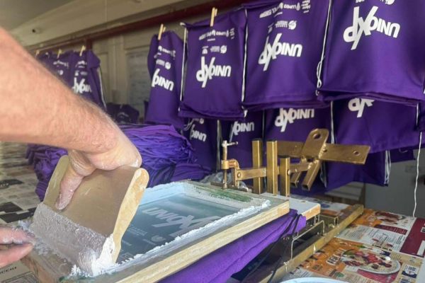 Imagem referente a notícia: Mais de 5 mil sacochilas produzidas no sistema prisional são entregues na UnioXP