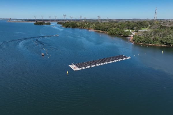 Imagem referente a notícia: Itaipu inicia montagem da usina solar flutuante no reservatório