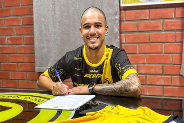 Amaral assina seu primeiro contrato profissional com o FC Cascavel