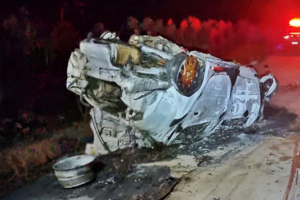 Carro pega fogo após capotamento e motorista morre na BR-163 em Cascavel