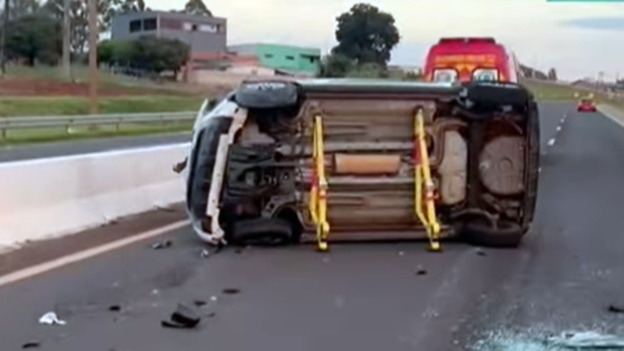 Jovem de 27 anos capota Fiat Mobi após colidir em mureta na PRC-467 em Cascavel