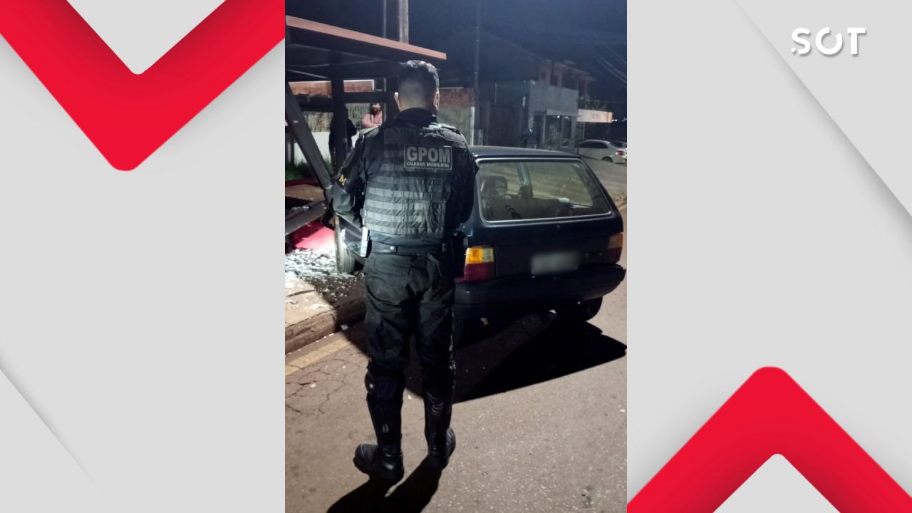 Carro furtado é abandonado após colisão com ponto de ônibus na Av. Corbélia, no bairro Periolo em Cascavel