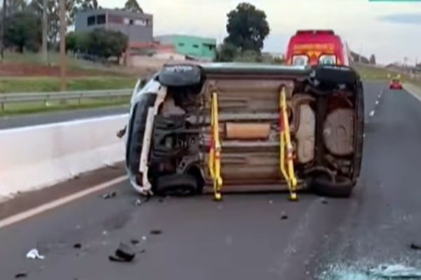 Imagem referente a notícia: Jovem de 27 anos capota Fiat Mobi após colidir em mureta na PRC-467 em Cascavel
