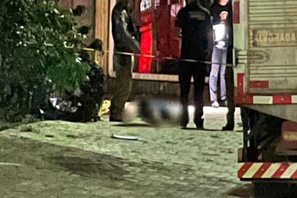Imagem referente a notícia: Homem é cercado e executado com vários disparos de pistola no Bairro Cascavel Velho