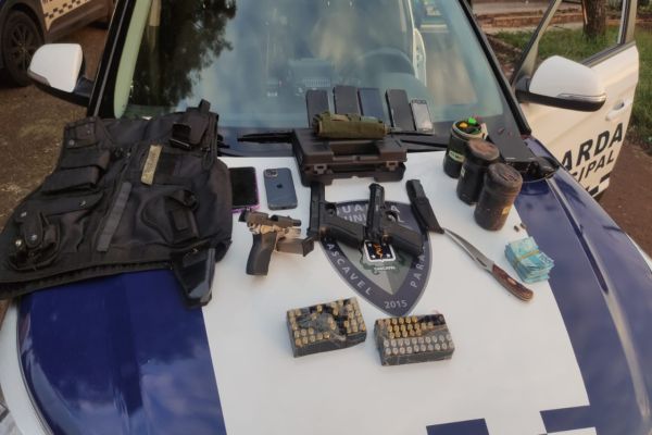 Imagem referente a notícia: Tiroteio, prisão e arsenal apreendido em operação da GM e PM no Bairro Esmeralda em Cascavel