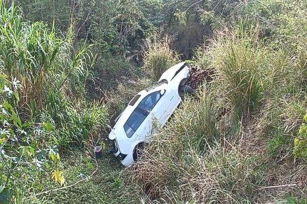 Motorista cai em vala após avançar final de rua no Jardim Tropical III e é preso por embriaguez