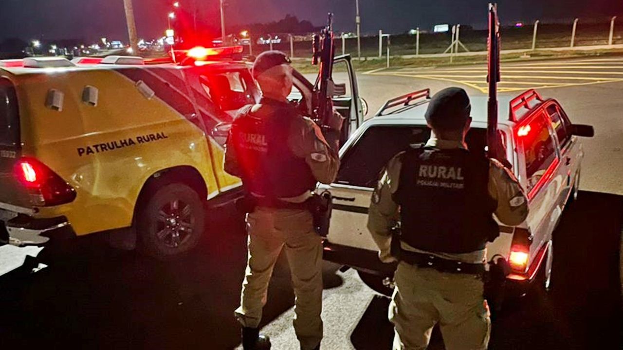 Ação rápida da PM recupera veículo furtado em Cascavel após perseguição na BR-277