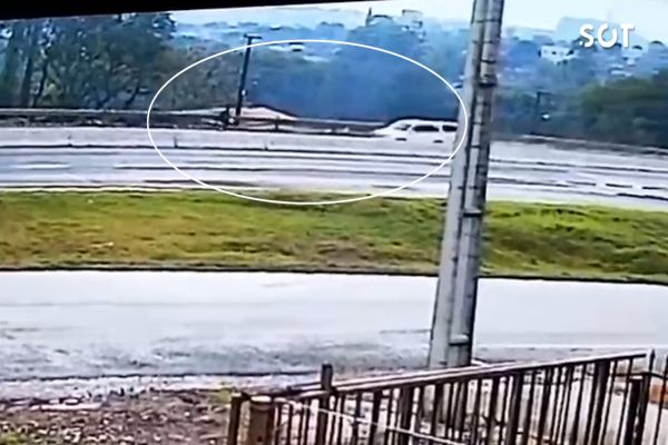 Imagem referente a notícia: Imagens fortes mostram o instante em que ciclista é atropelado e morto na PRc-467 em Cascavel