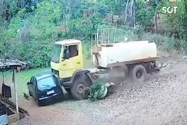 Impressionante: Caminhão-pipa desgovernado atinge carro e invade residência em Ramilândia