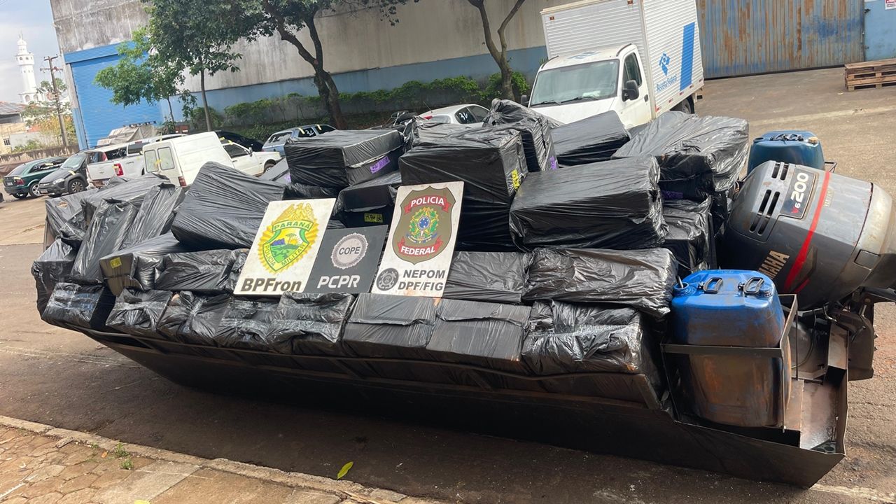 Polícia intercepta barcaça carregada com 7.500 pacotes de cigarros na fronteira do Paraná