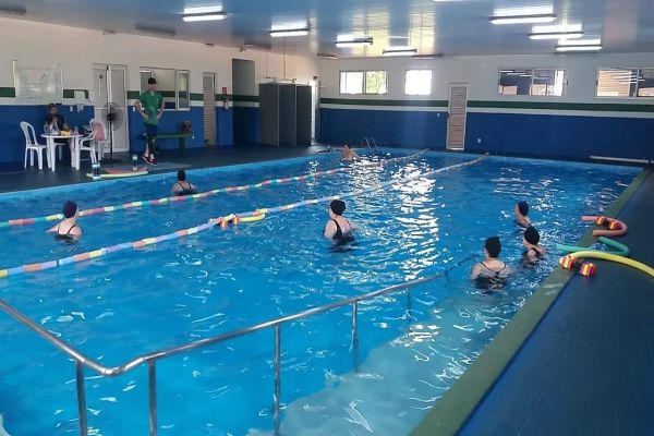 Imagem referente a notícia: Prefeitura de Cascavel abre 285 vagas gratuitas para aulas de hidro e natação na piscina pública da região norte