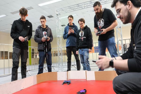 Imagem referente a notícia: Equipe da Hub One conquista três troféus na Copa Pinhão de Robótica