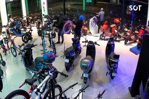 Loja recém-inaugurada é invadida e tem bicicletas levadas durante a madrugada em Foz do Iguaçu