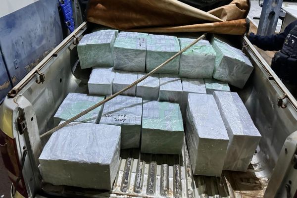 PRF faz megaapreensão de 600 celulares contrabandeados em Cascavel