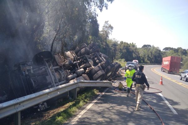 Caminhão tomba na BR-476 e cabine pega fogo em Contenda