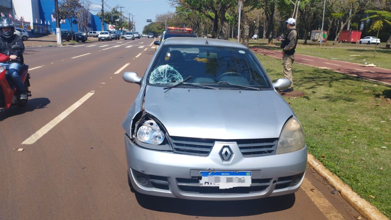 Mulher é atropelada e arremessada a 10 metros na Avenida Brasil, no bairro Pacaembu, em Cascavel